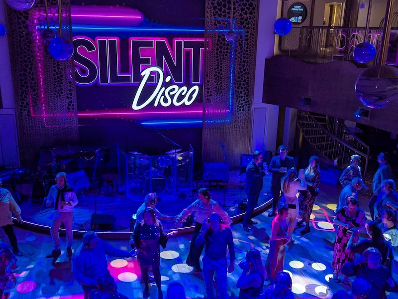 静かなのにみんなノリノリ?「サイレントDISCO」を偶然見かけて筆者も参加