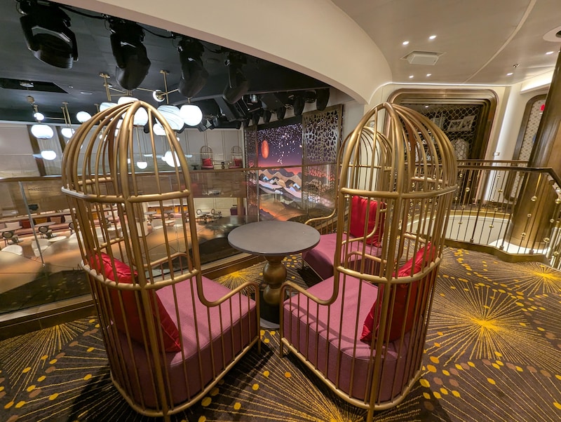 クイーンズ・ルームにはこんな斬新なデザインの席も!