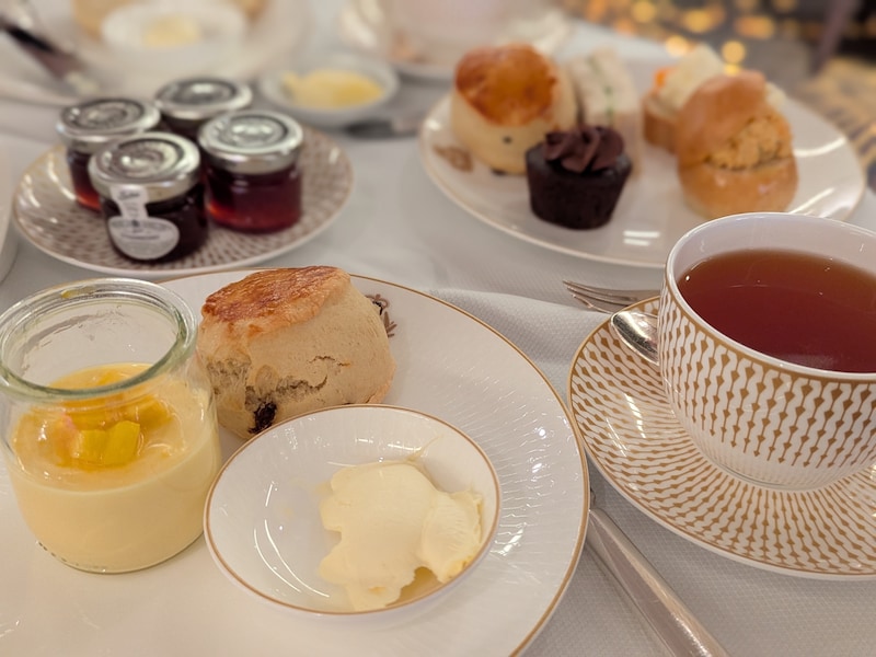 毎日15時からは船全体でアフタヌーンティーを開催。スコーンが絶品!