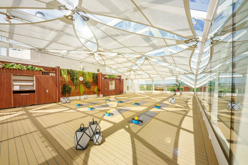 屋外型のウェルネス・スタジオ。晴れた日には太陽や海風を感じ気持ちいい