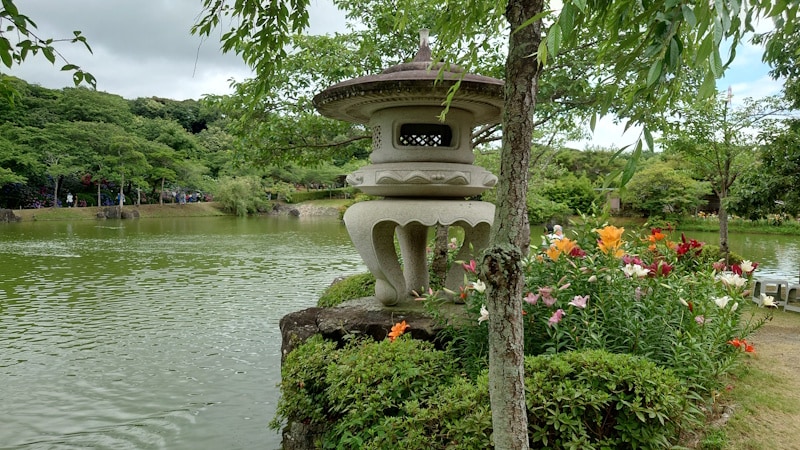 可睡ゆりの園(2)/灯籠とゆりの花