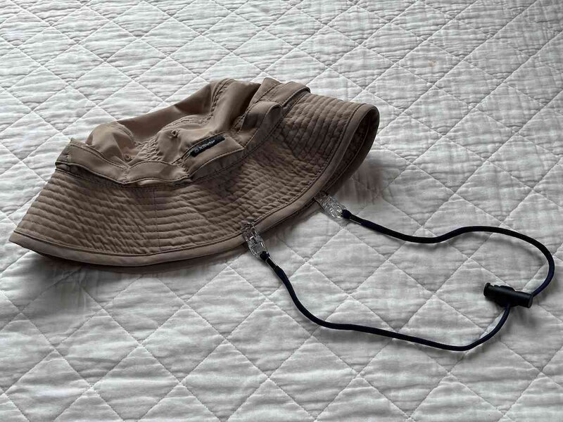 セリアの「帽子クリップ あご紐タイプ」は帽子の左右にクリップをつける