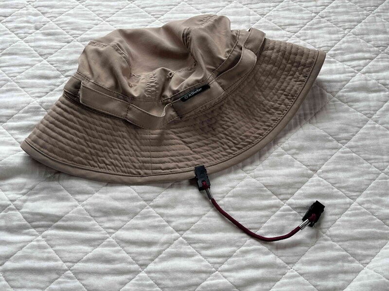 セリアの「帽子クリップ ソフトタイプ」は帽子と服の襟につける