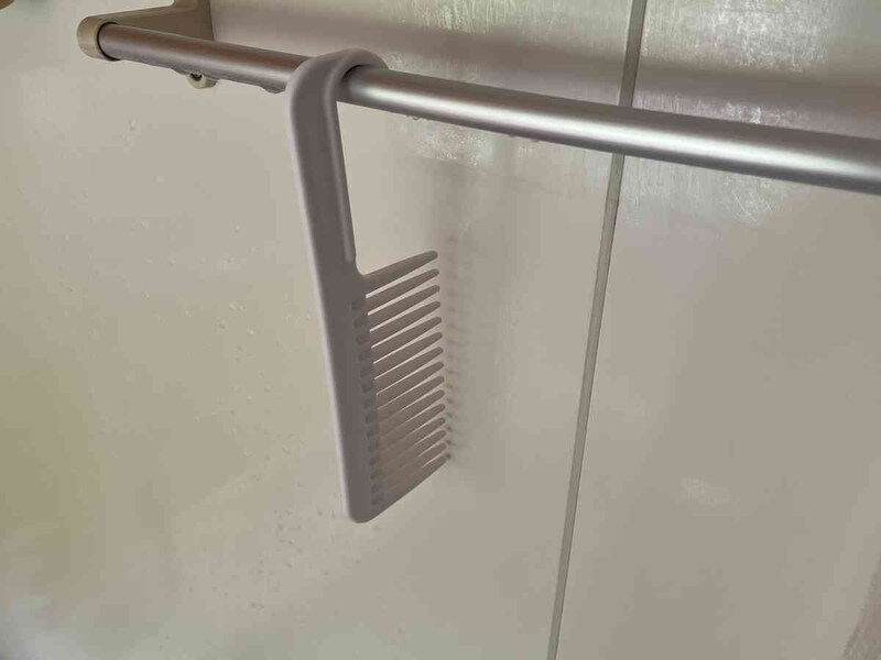 セリアの「トリートメントコーム」はタオルハンガーにかけられる