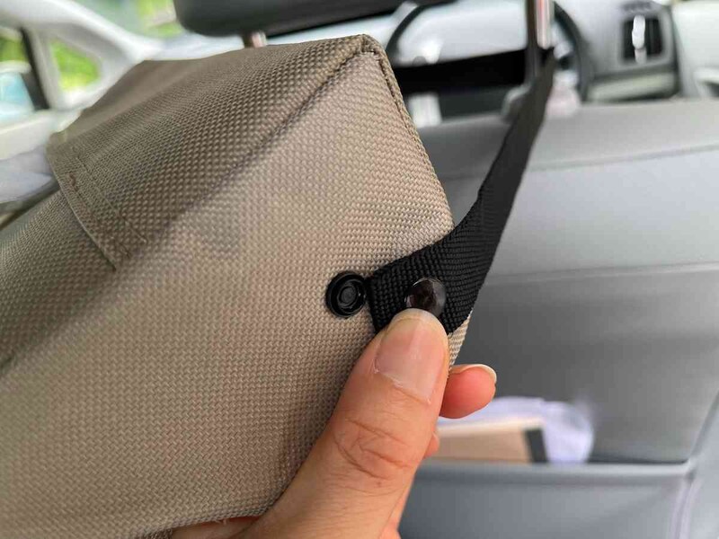 スナップボタンを外して、ヘッドレストのポールに取りつける