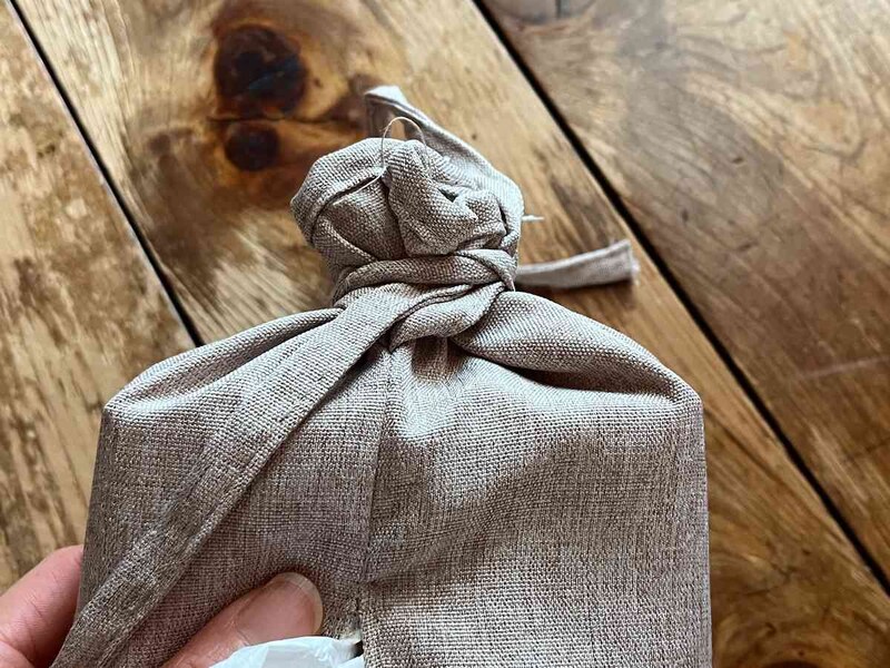 口をひもで閉じる