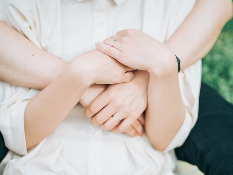 スキンシップが「幸せ夫婦」を生むのです（画像出典：PIXTA）