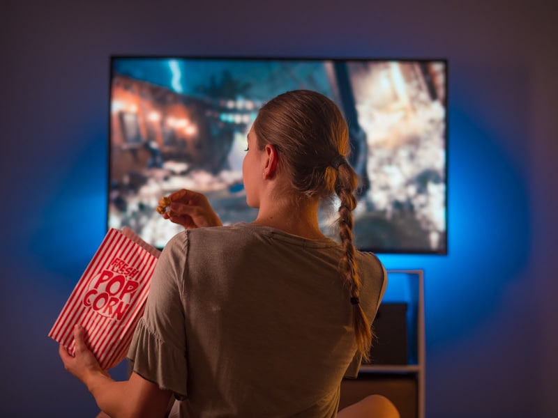 自宅で映画を楽しむ ※画像：Shutterstock.com