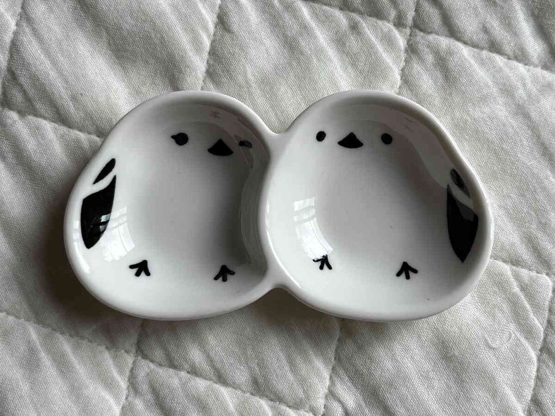 セリアの「二連皿 ころころシマエナガ」