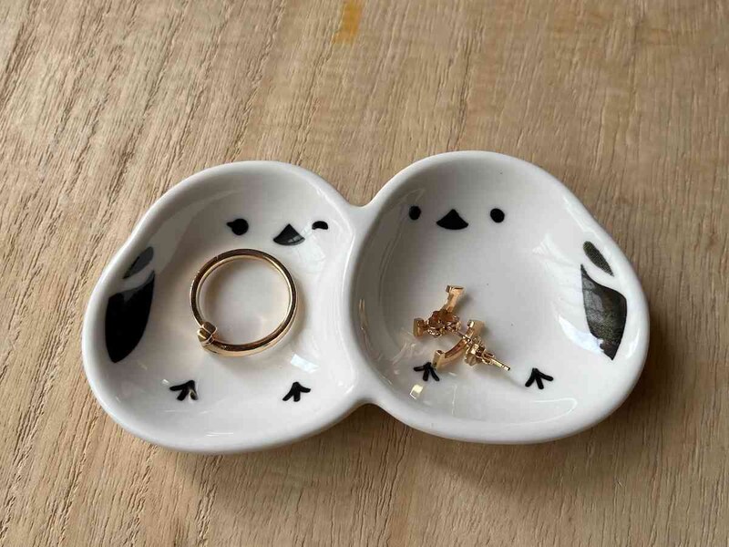 セリアの「二連皿 ころころシマエナガ」はアクセサリー置きにもキュート