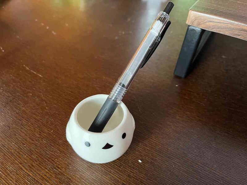 セリアの「フリーカップ ころころシマエナガ」はペン立てにもなる