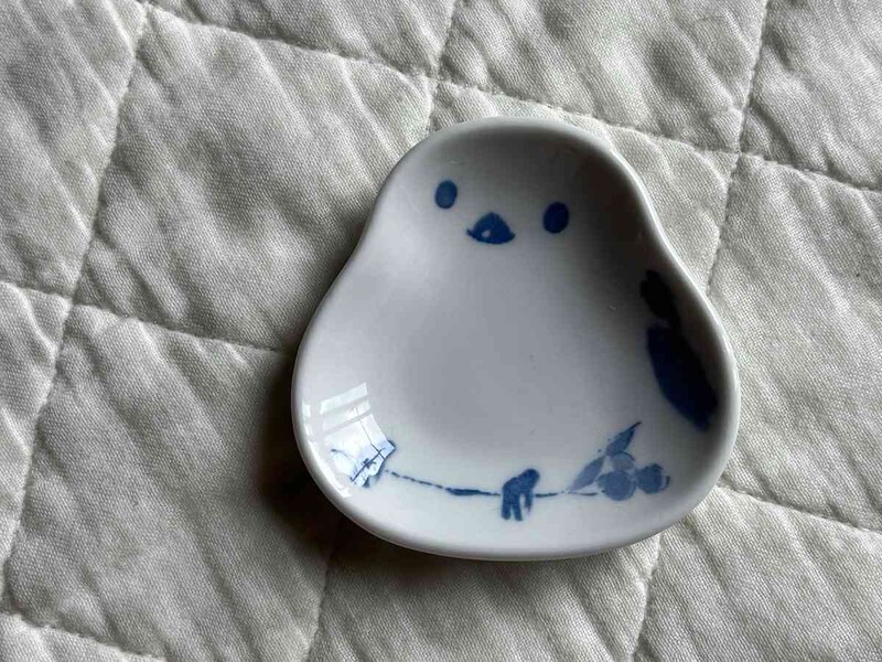 セリアの「豆皿 藍染シマエナガ」