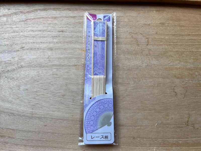 セリアの「扇子21cm レース柄」