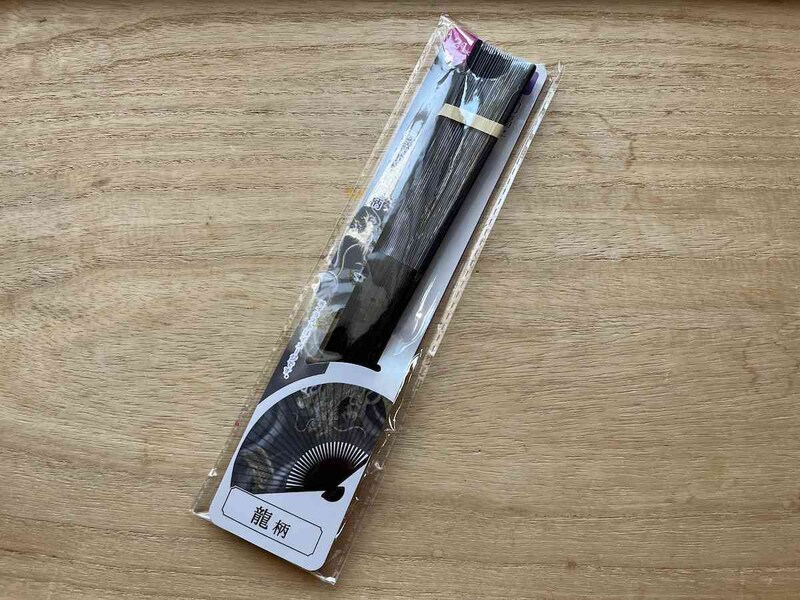 セリアの「扇子21cm 龍柄」