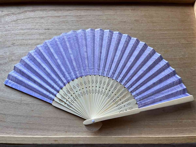セリアの「扇子21cm レース柄」は高見え扇子