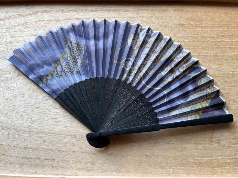 セリアの「扇子21cm 龍柄」には龍が堂々と描かれている
