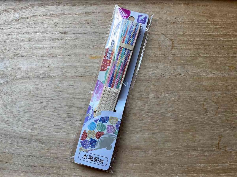 セリアの「扇子21cm 水風船柄」