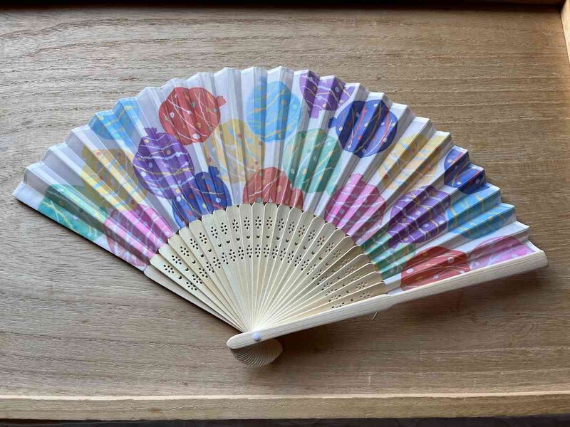 セリアの「扇子21cm 水風船柄」は扇全体に水風船が描かれている