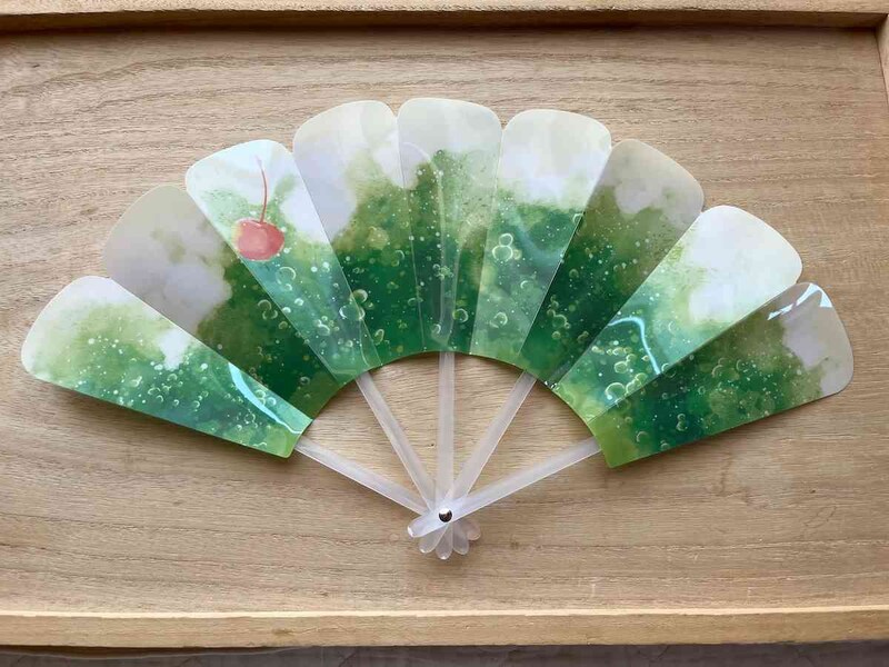 セリアの「プラ扇子 クリームソーダ」は水に濡れても安心できる