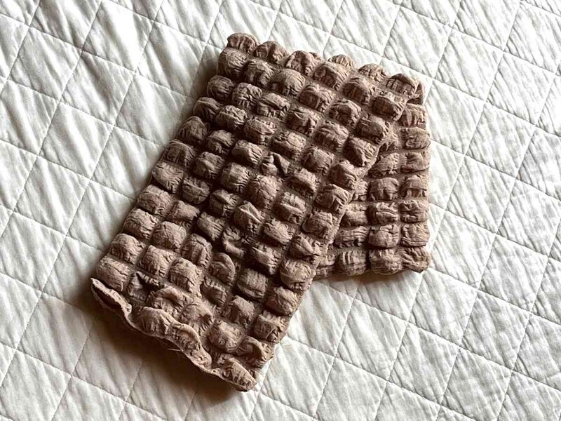 セリアの「ワッフルクロス」は大きなポコポコが特徴