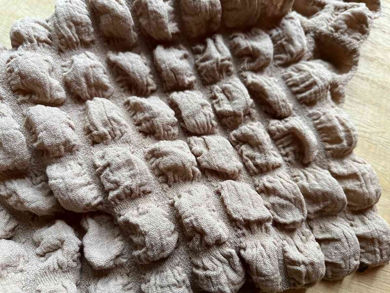 セリアの「ワッフルクロス」は約2cmの凹凸がある