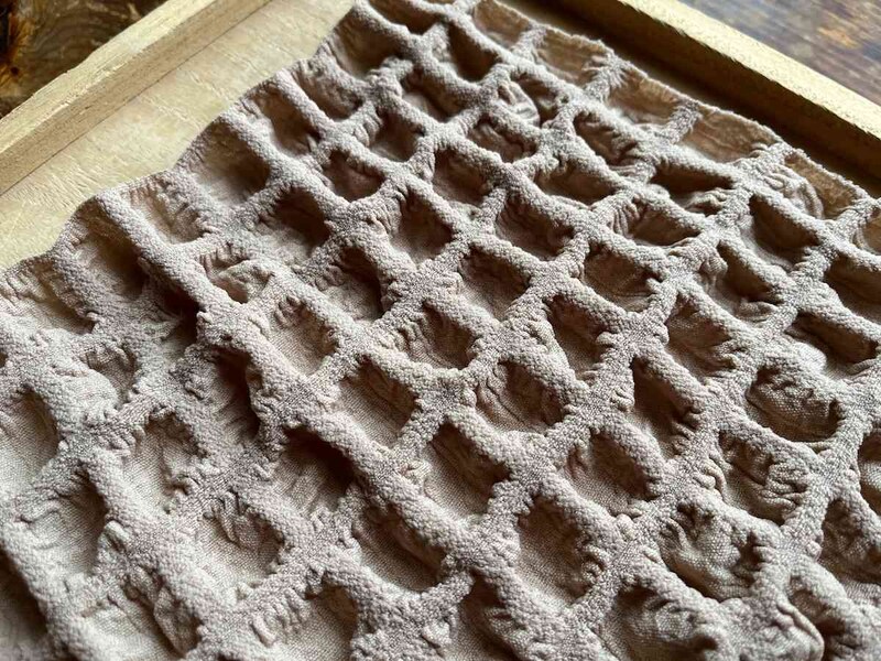 セリアの「ワッフルクロス」の裏の大きな窪みの生地感