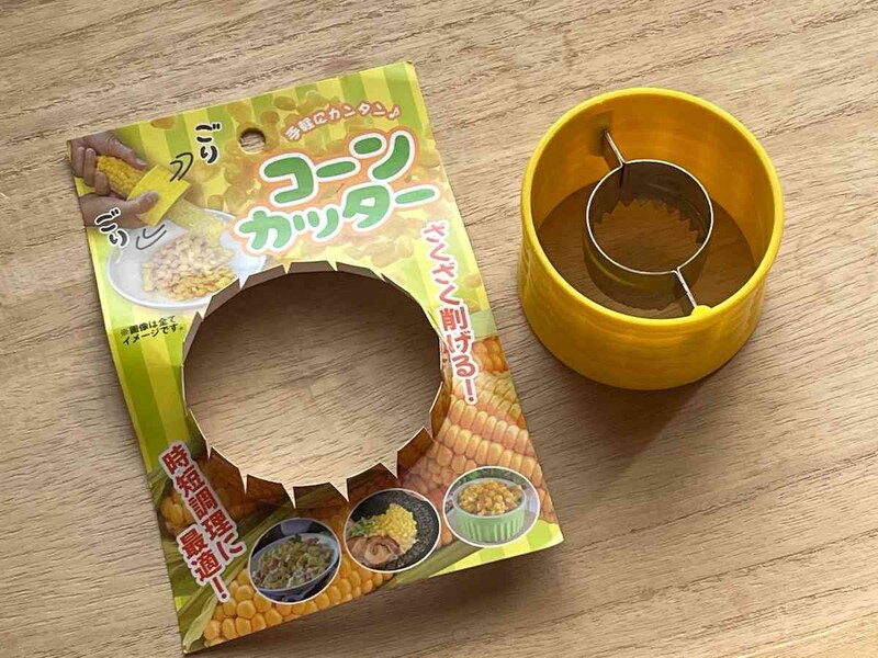セリアの「コーンカッター」でとうもろこしをスピーディーにカットできる