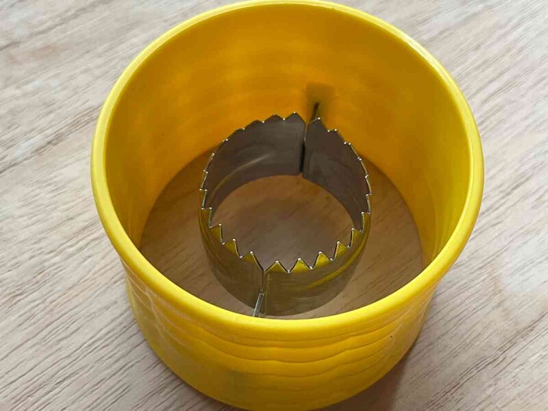 セリアの「コーンカッター」を使用する際には刃の向きに注意