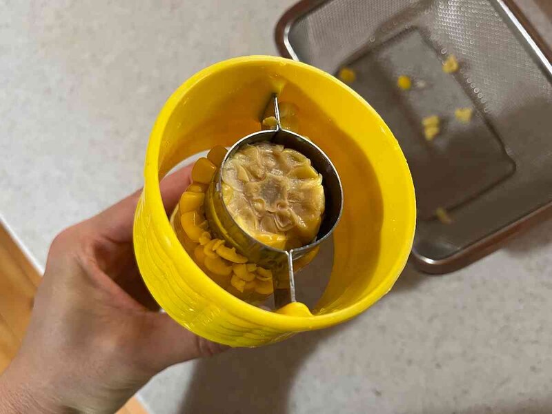 セリアの「コーンカッター」は、ギザギザがついている方をとうもろこしの中心に合わせる