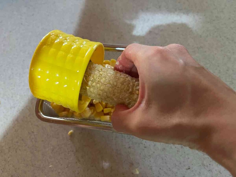 粒が少なくなってきたら、芯を持って引っ張るようにしながら、セリアの「コーンカッター」を回転させる