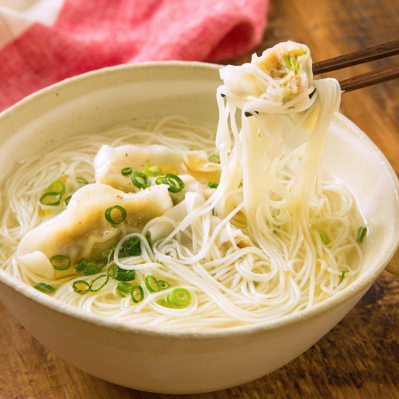 餃子と素麺を使ったアレンジ料理
