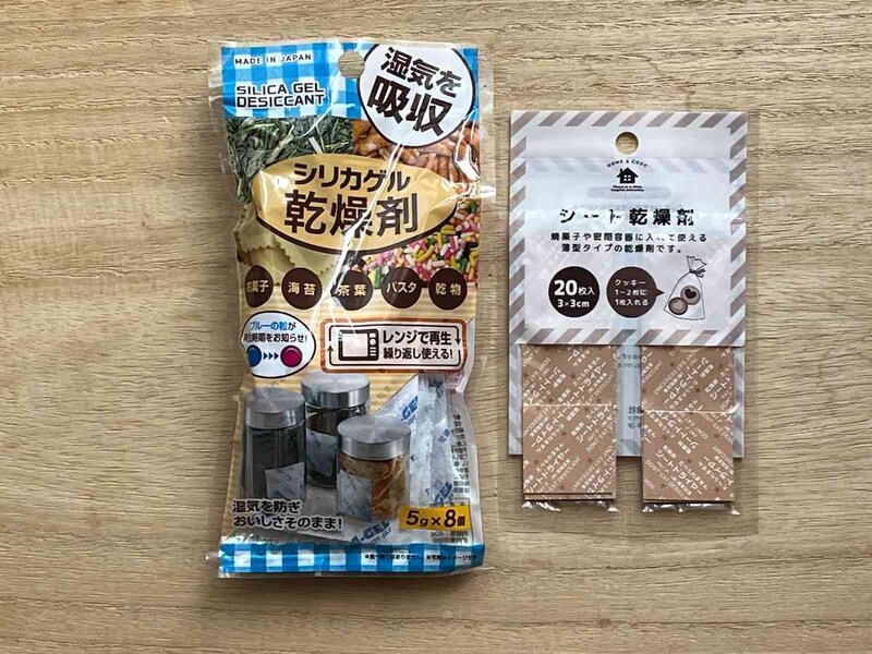 セリアの「シリカゲル乾燥剤」（左）、「シート乾燥剤」（右）