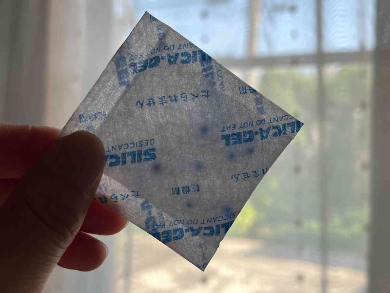 湿気を含んでいない状態では、袋の中に入っている粒（試薬）がブルーになっている