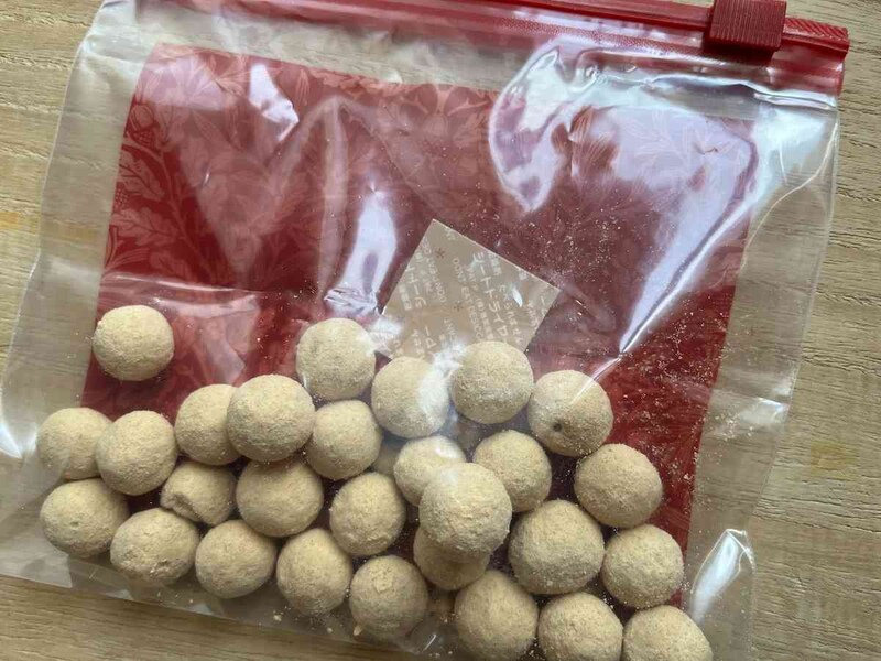 小分けにしたお菓子の袋の中に、シート乾燥剤を入れる