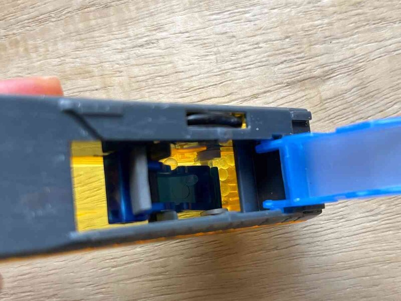 溜まったゴミは、ちりとりを開けて外に出す