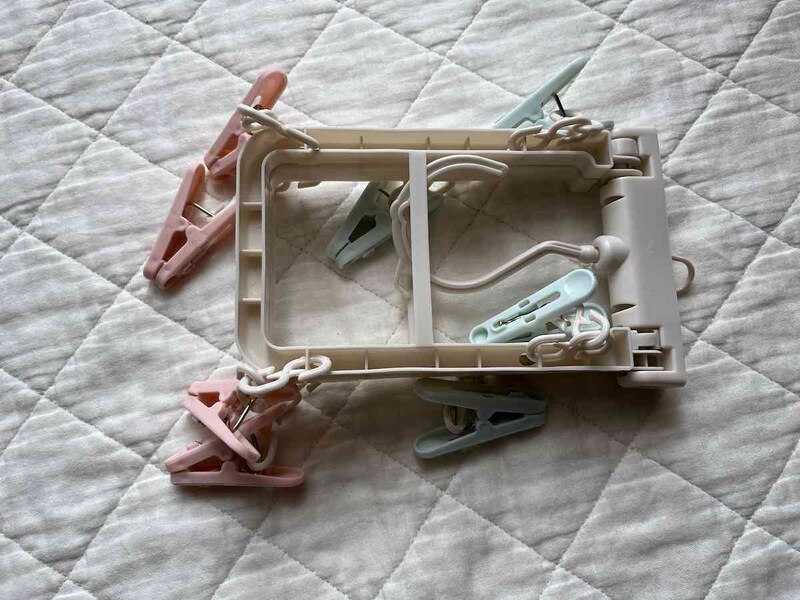 セリアの「ピュアニュアンス ミニ角ハンガー ピンチ8個付」