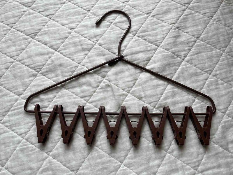 セリアの「洗濯物が一度の外せるピンチハンガー 8ピンチ付」