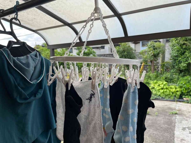 セリアの「ピンチハンガー 丸型 16P」に靴下などを干してみる