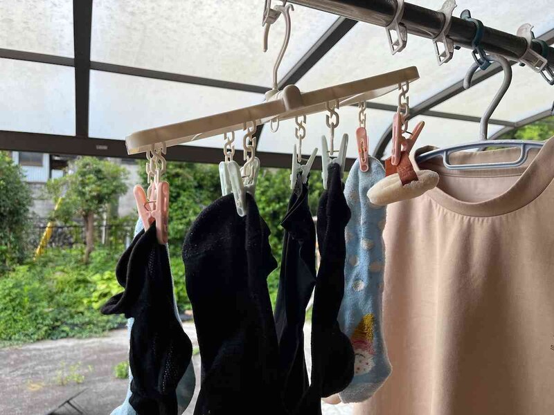 セリアの「ピュアニュアンス ミニ角ハンガー ピンチ8個付」はコンパクトサイズ