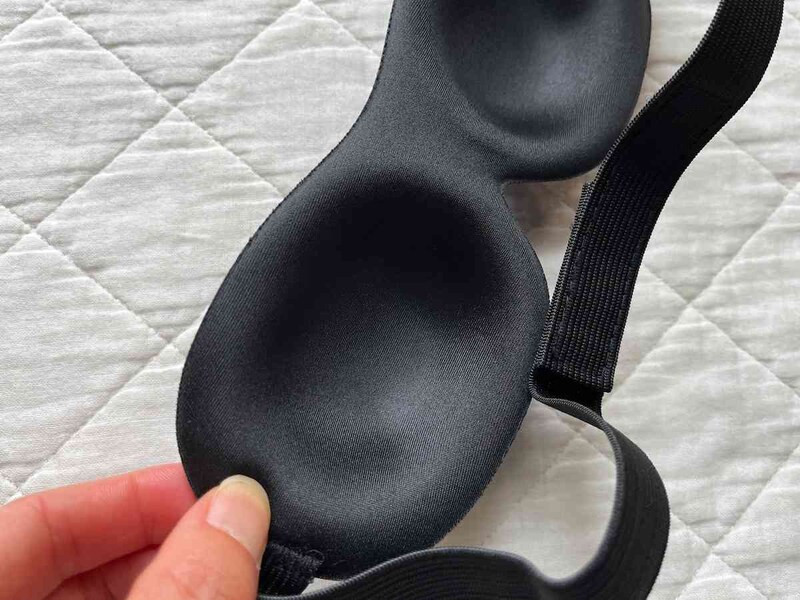 セリアの「ナチュラルフィットアイマスク」は立体的な作り