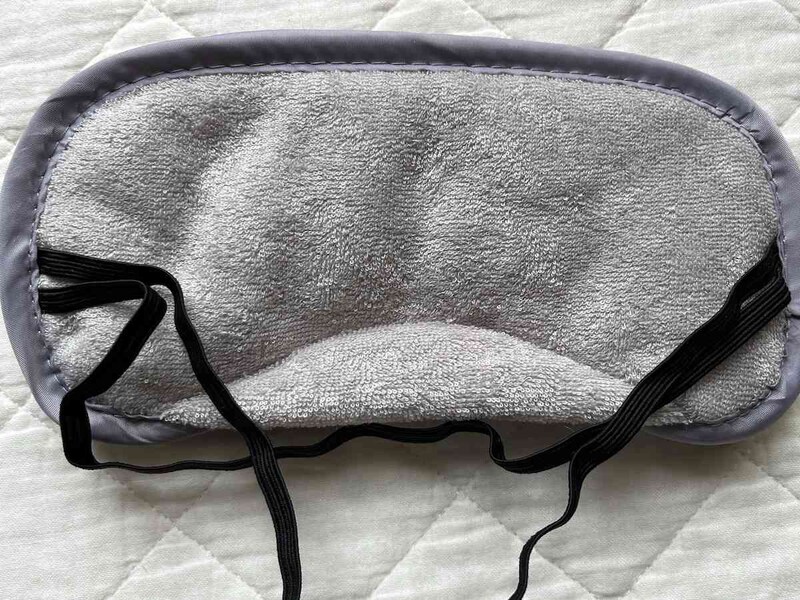 セリアの「肌触りのよいタオル地アイマスク」には鼻あてがある