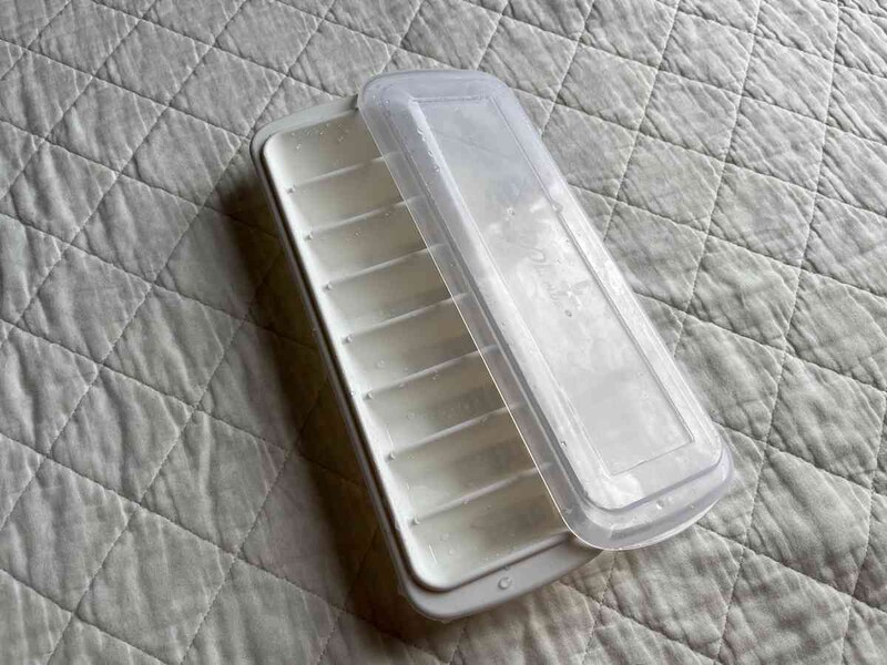 セリアの「フタ付きアイストレーNo.8 （スティック）」