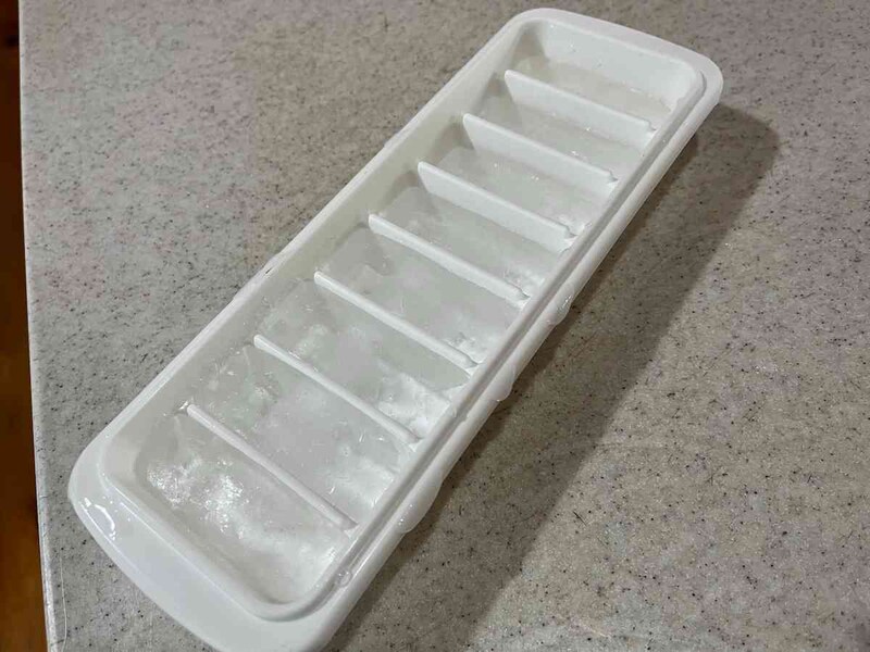 セリアの「フタ付きアイストレーNo.8 （スティック）」で1回に作れる氷は8個