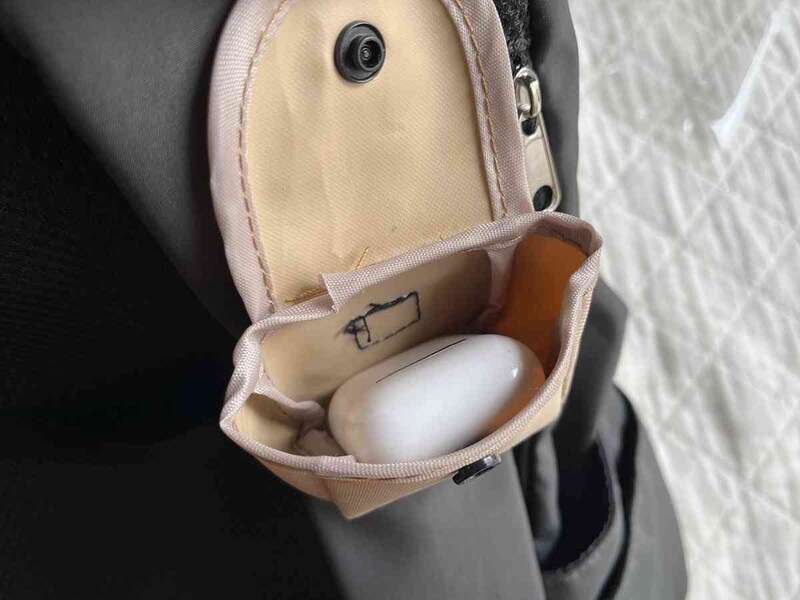 セリアの「ワイヤレスイヤホンケースホルダー」にAirPodsのケースがすっぽり入る