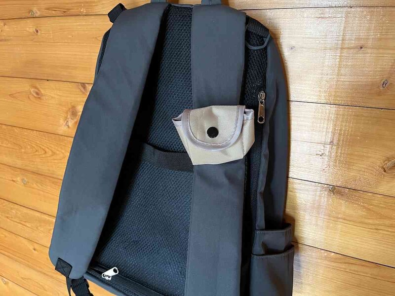 セリアの「ワイヤレスイヤホンケースホルダー」はリュックのショルダーに付けられる