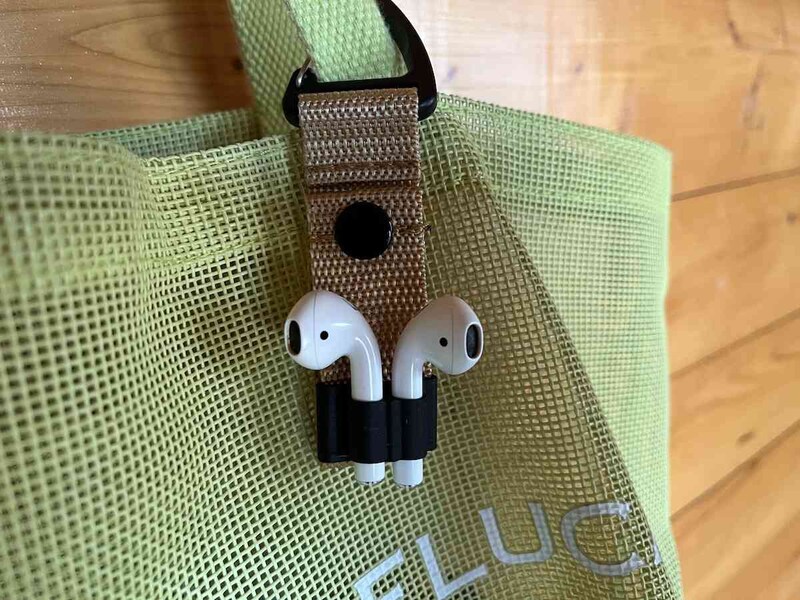 セリアの「ワイヤレスイヤホンホルダー」はAirPodsを差し込んで使う