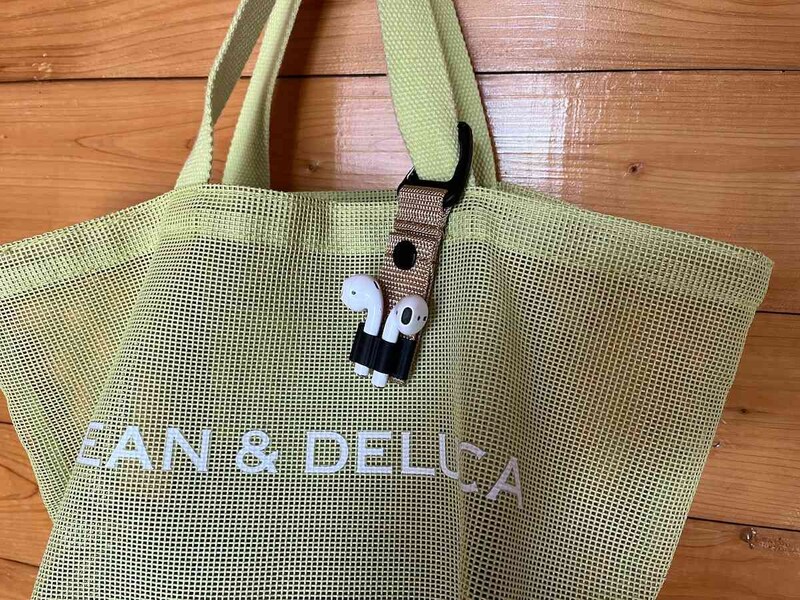 セリアの「ワイヤレスイヤホンホルダー」はバッグの持ち手に付けられる