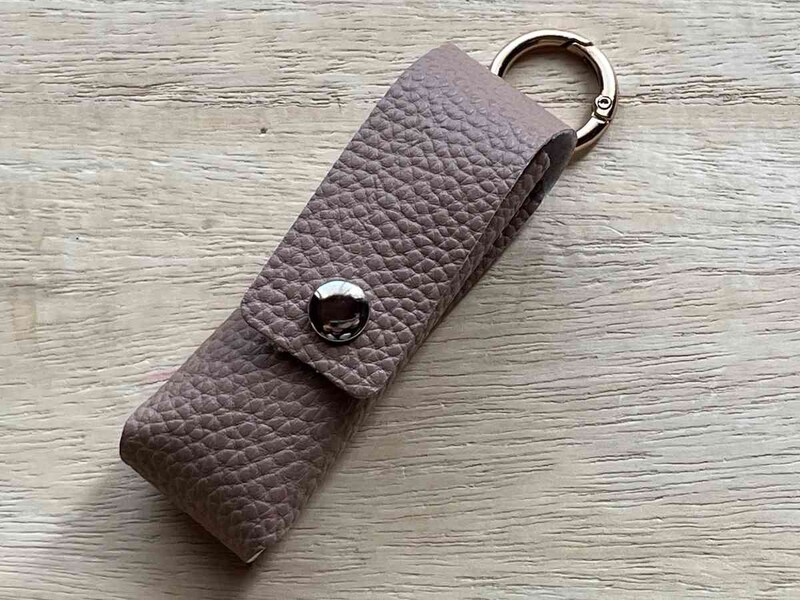 セリアの「カラビナ付きリップケース」でリップをおしゃれに持ち歩こう