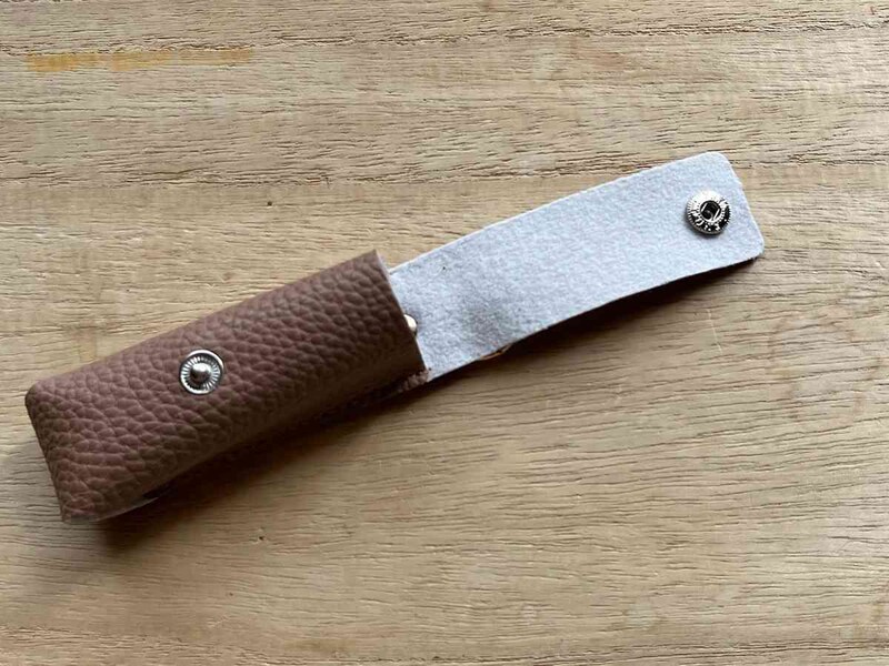 セリアの「カラビナ付きリップケース」はボタンを外す