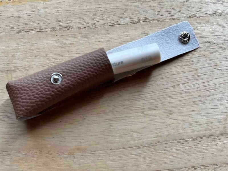 セリアの「カラビナ付きリップケース」にリップを入れるだけ